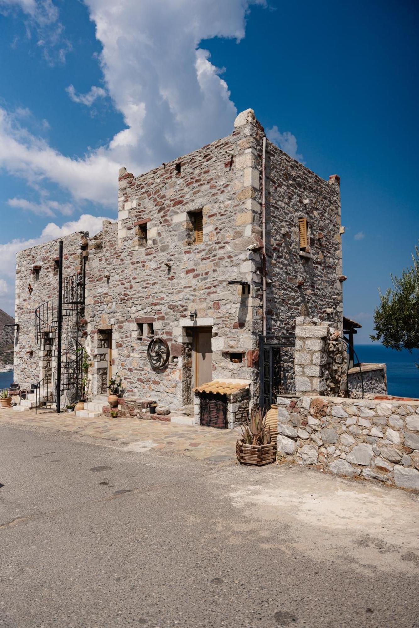 Hotel Castle Rizaraki à Kokkala Extérieur photo